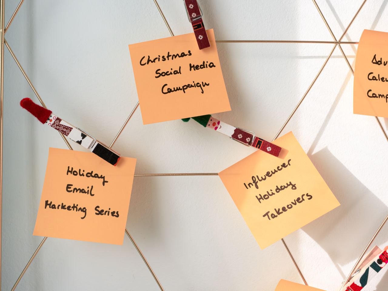 Self-adhesive notes featuring holiday marketing concepts for Christmas social media and email campaigns.